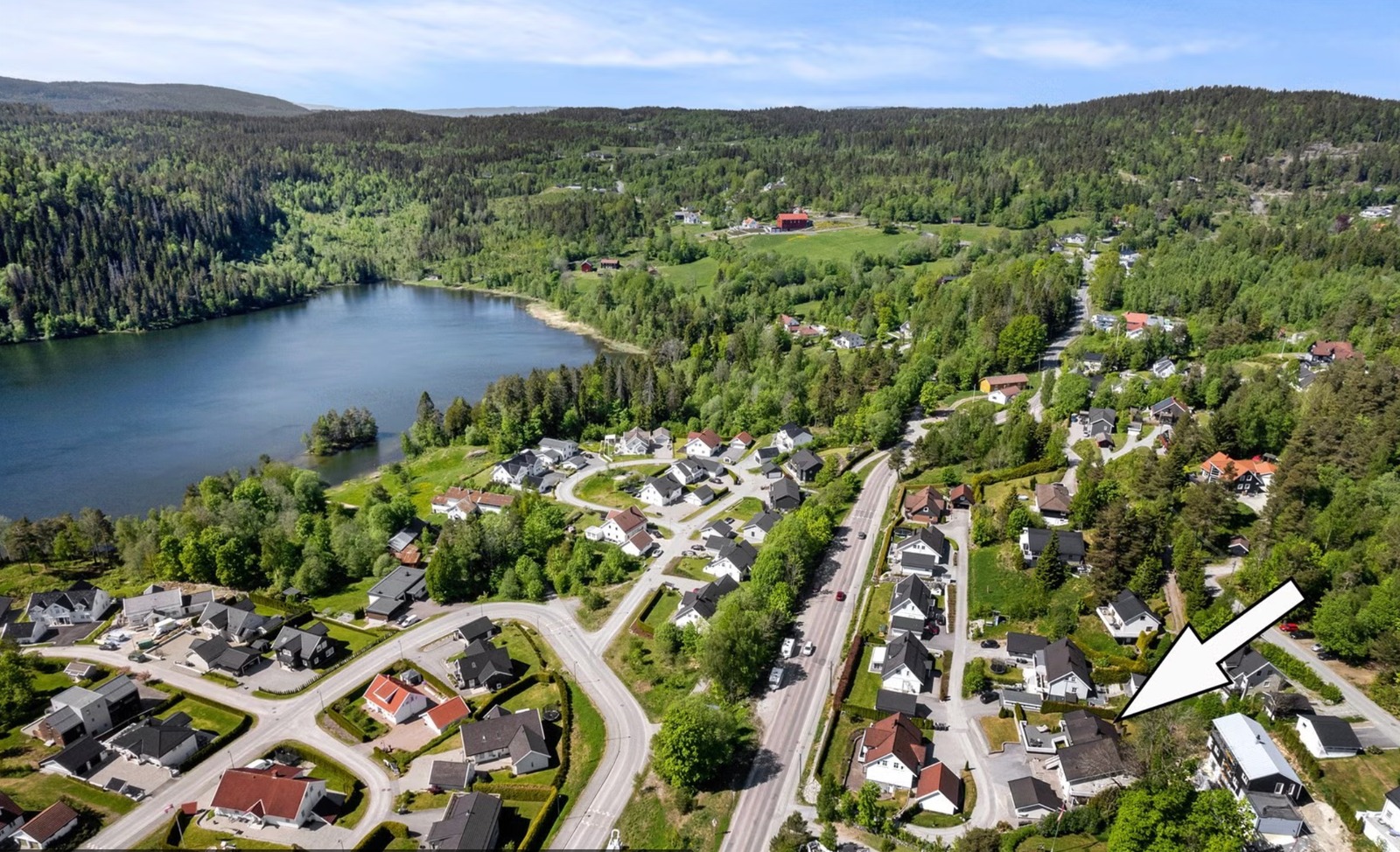 Leiligheten er beliggende med umiddelbar nærhet til skole, barnehage og Stordammen.