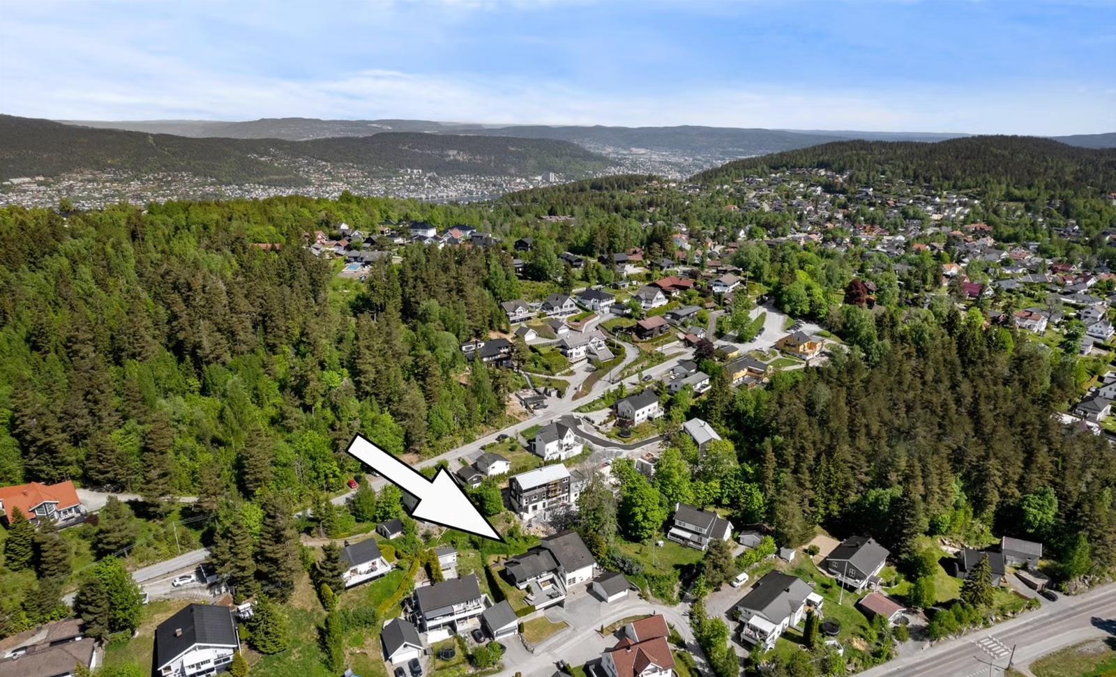 Leiligheten er beliggende i et meget barnevennlig område med kort vei til buss, barnehage, barneskole, ungdomsskole og rekreasjonsmuligheter.
