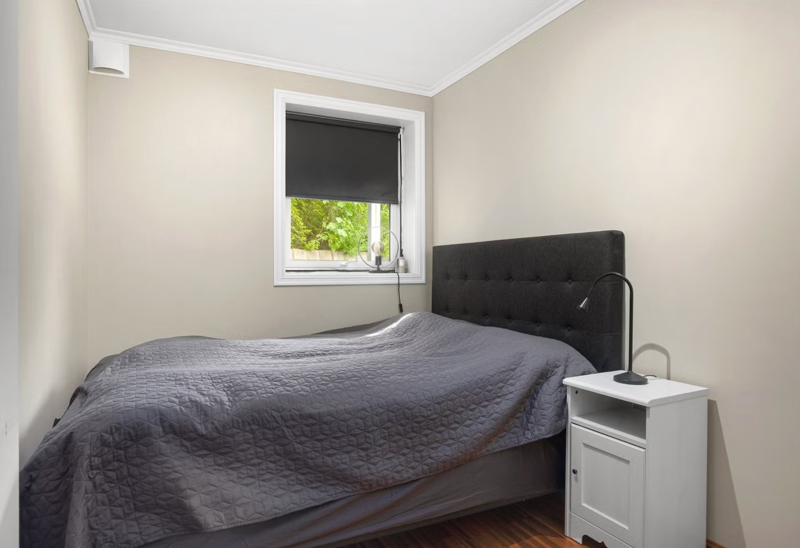 Soverom 1 med garderobeskap.