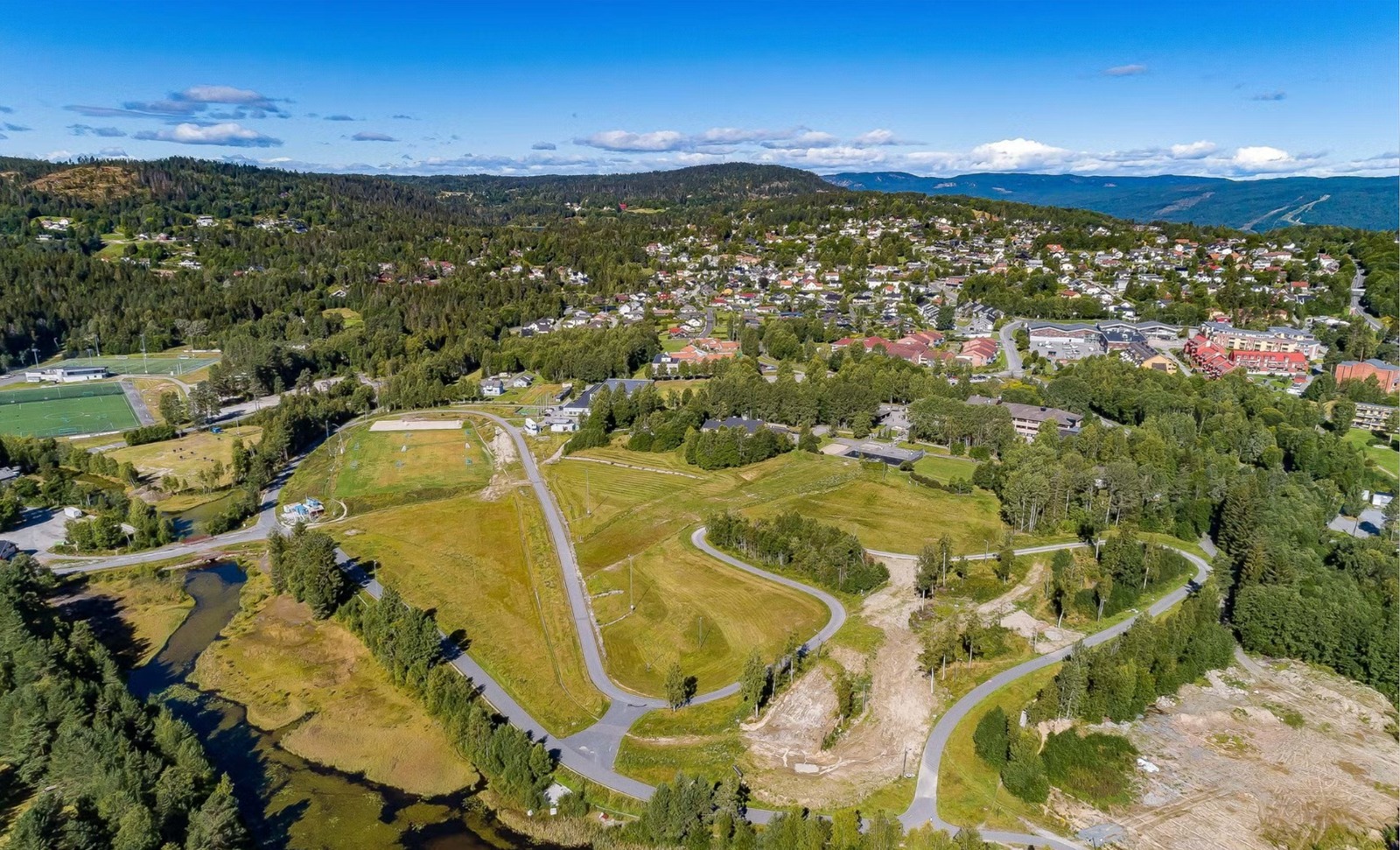 I tillegg til et meget attraktivt og moderne skianlegg, er Konnerud i egen særklasse hva gjelder fotballanlegg i Buskerud, med flust av fotballbaner i tillegg til idrettshall.