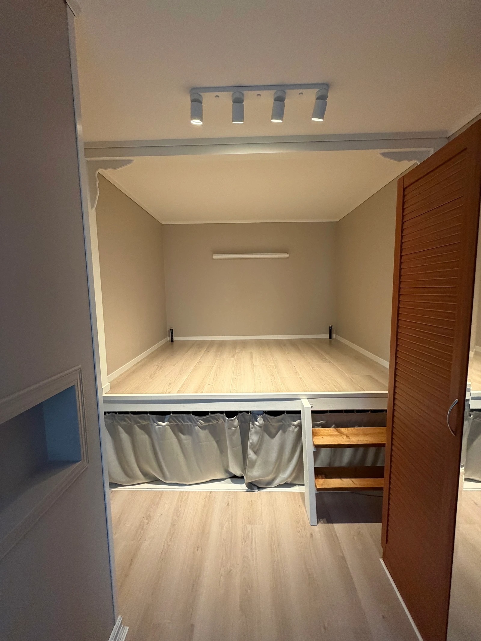 Praktisk soverom mye lagringsplass