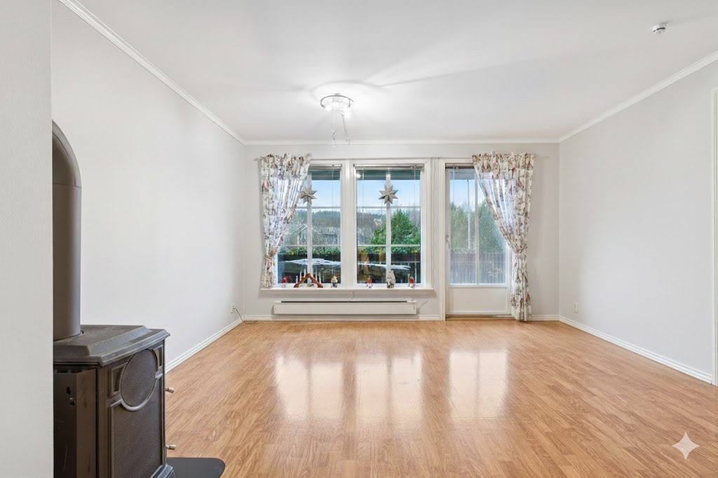 Stue med utgang til balkong. 