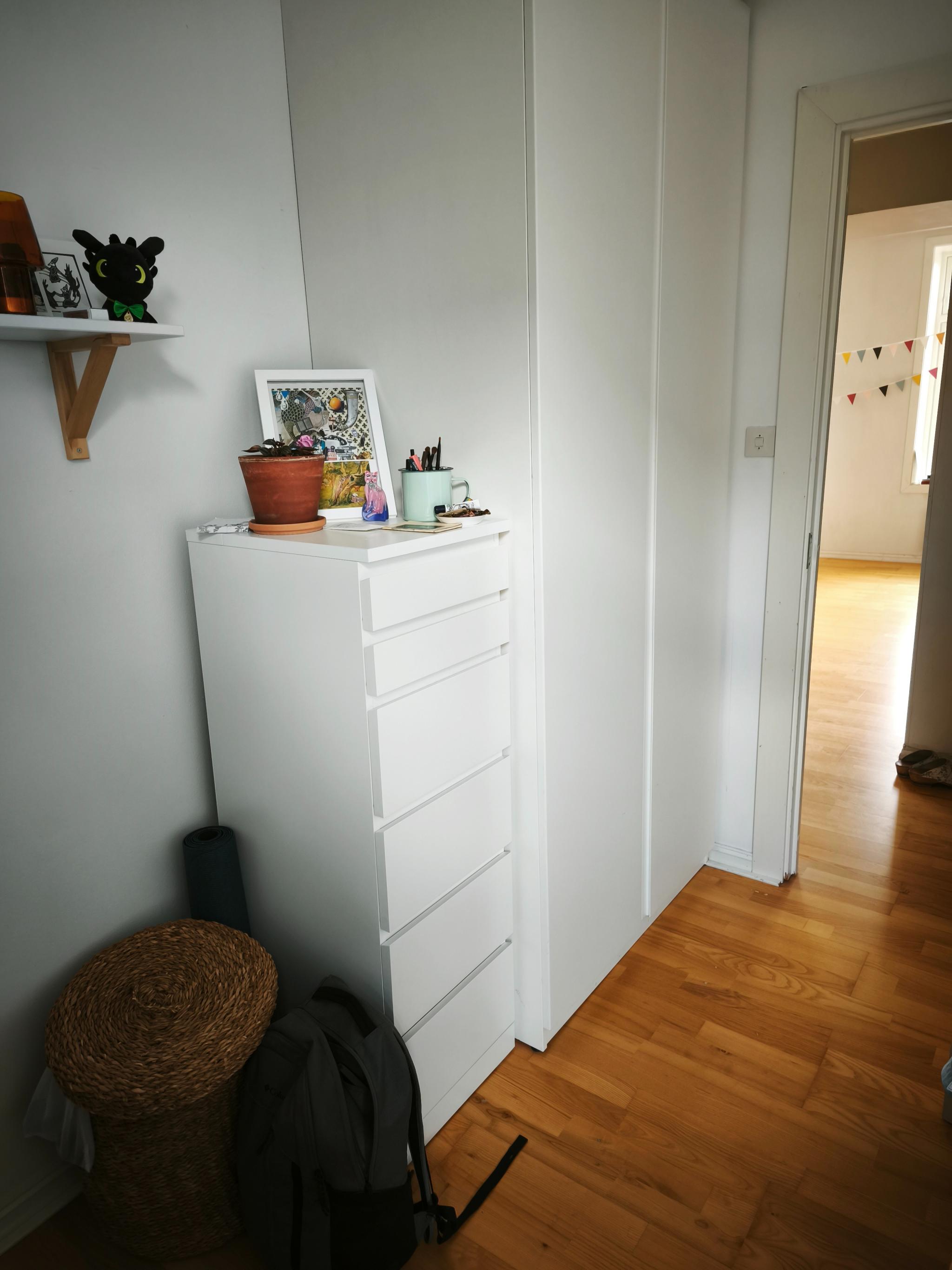 Seng, kommode og skap følger med