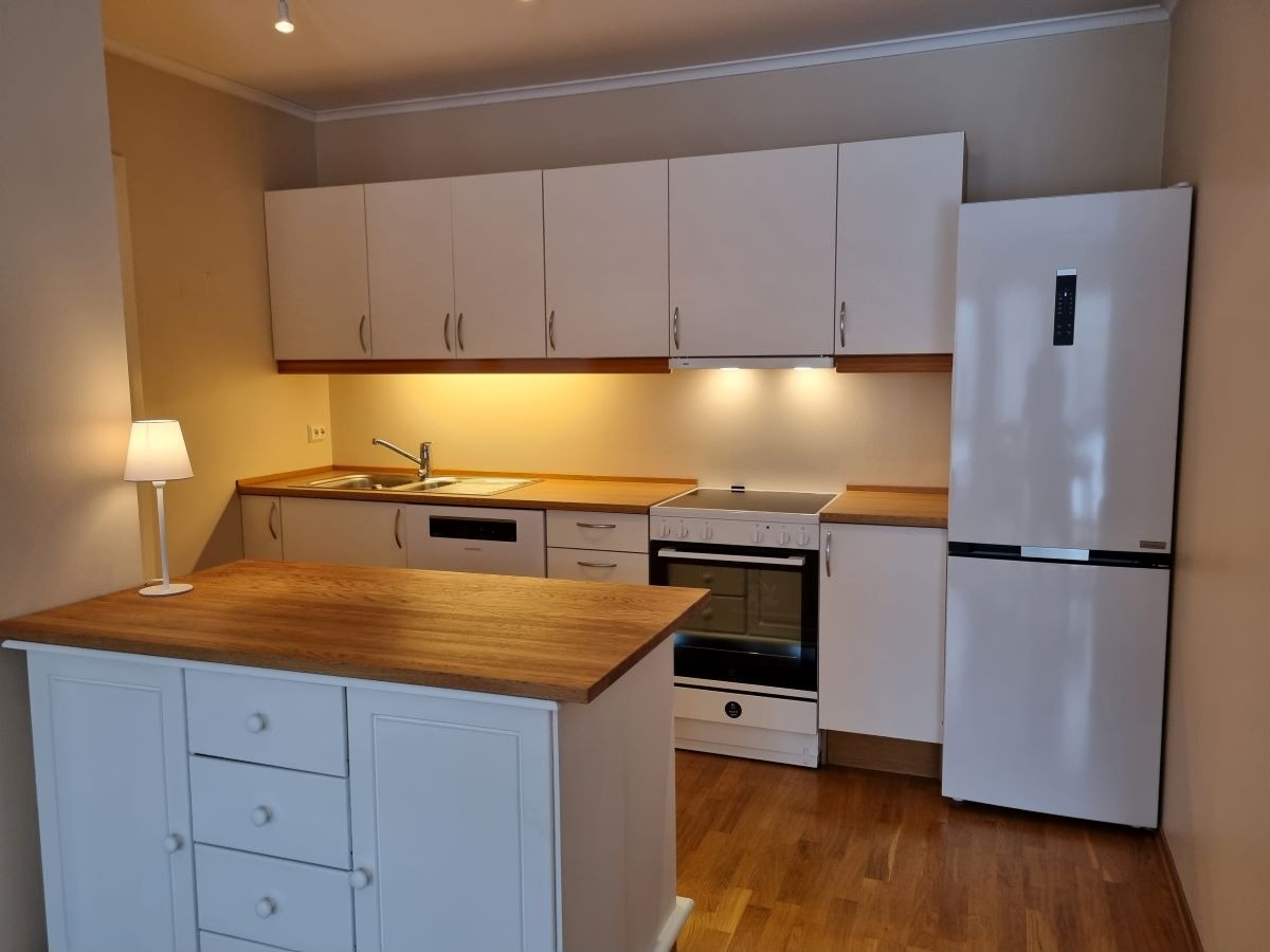 Kjøkkeninnredning fra byggeåret som fungerer fint.