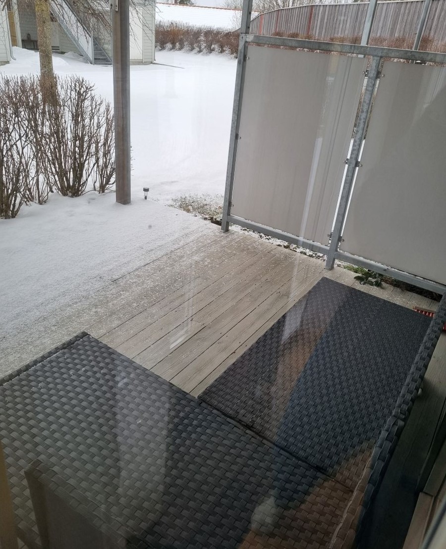 God og lun krok på sørvendt terrasse. Markiser over alle vinduer i stuene, og godt utenfor terrassen.  Dette sørger for å holde fin temperatur inne på sommeren.