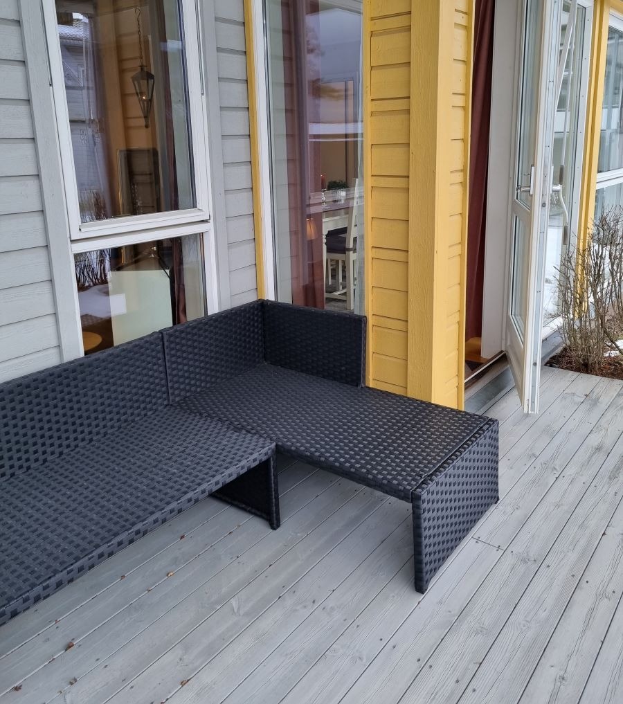 Terrassen er overbygget, liten hjørnesofa og puter følger med hvis leietaker ønsker det.