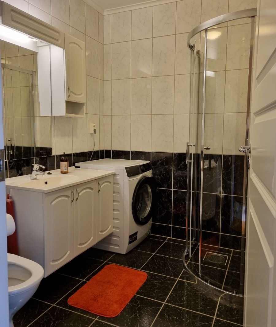 Velholdt bad med nytt dusjhjørne montert i januar.