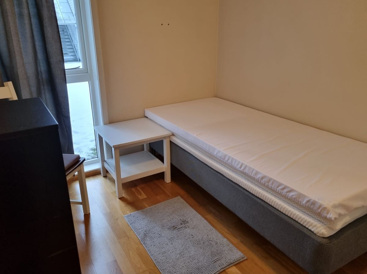 Bildet viser seng med bredde på 90 cm, men får fint plass til større seng.