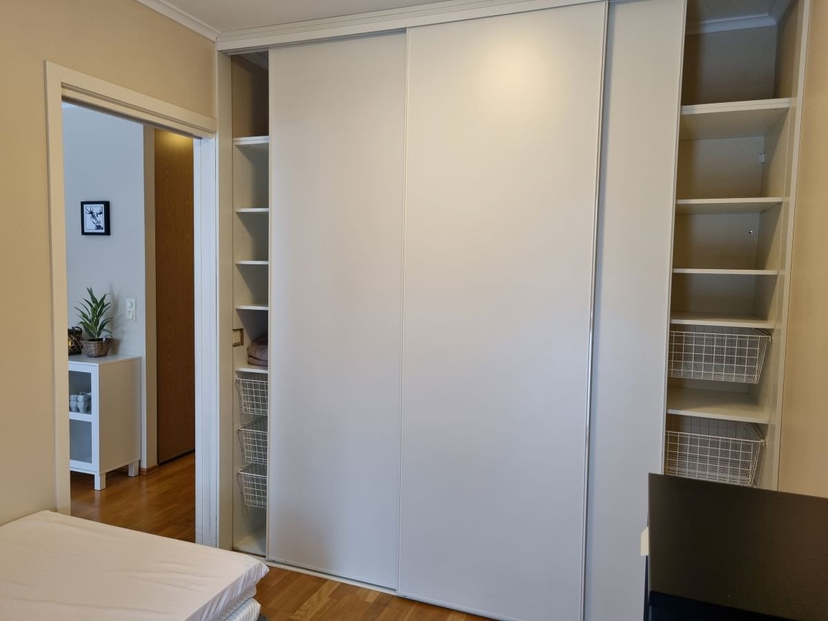 Meget god plass i dobbel skyvedørsgarderobe på soverommet.