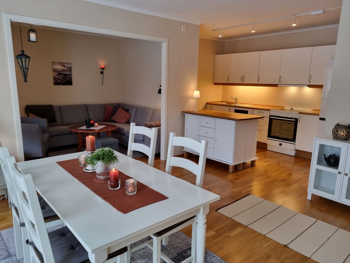 Åpen og fin løsning. Eikeparkett i hele leiligheten.