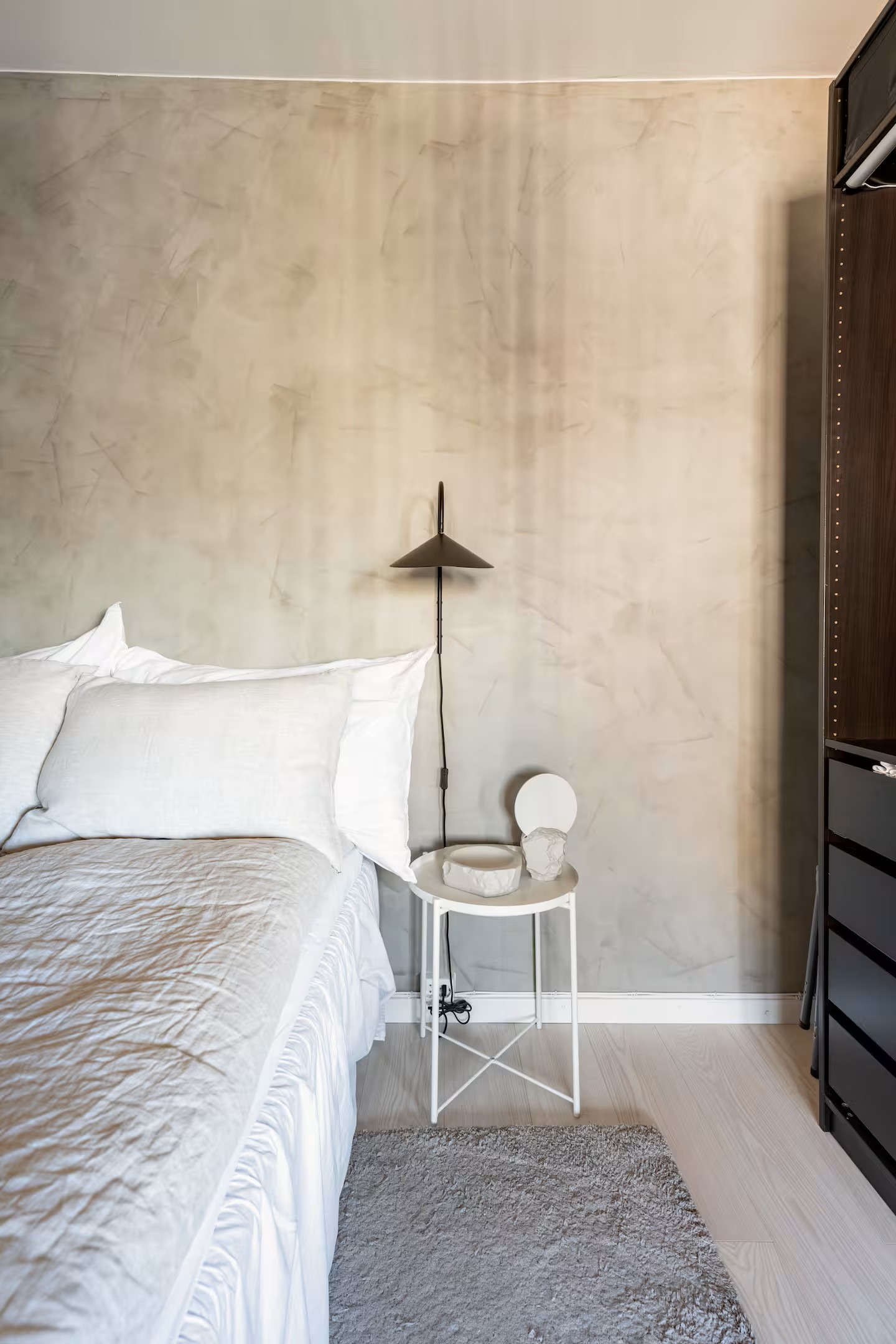 Sovealkove utstyrt med 140 cm bred seng og klesskap som er 200 cm bredt 