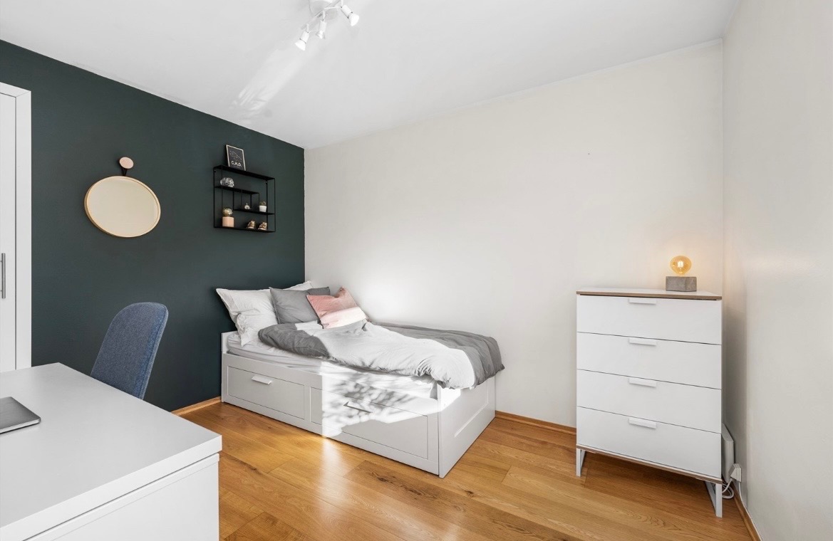 Soverom er malt i nøytral grønn farge og har nå en 120cm seng og PAX garderobeskap.