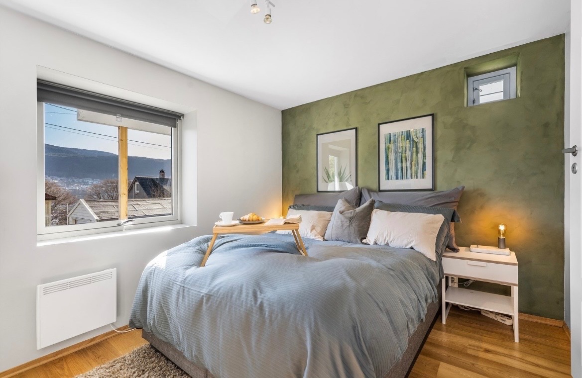 Hoved soverom følger med 160cm seng med oppbevaring og PAX garderobeskap.