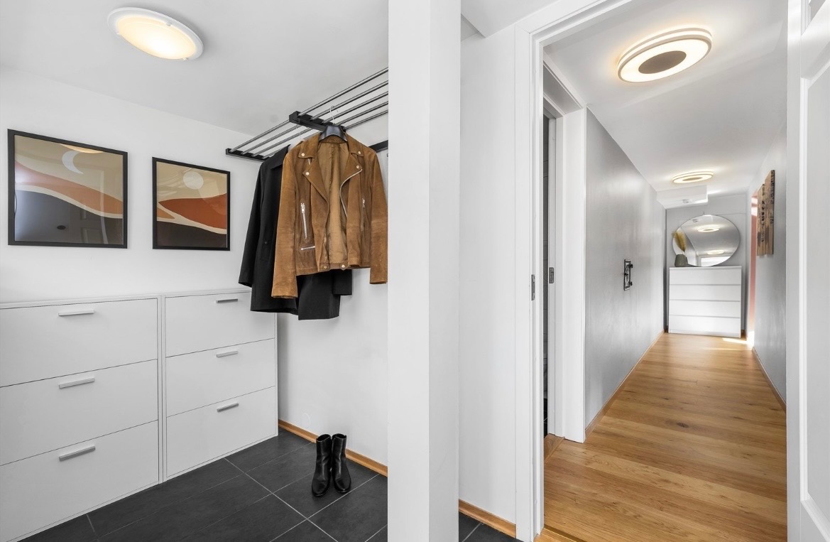 Inngangen og gangen er også malt i beige.