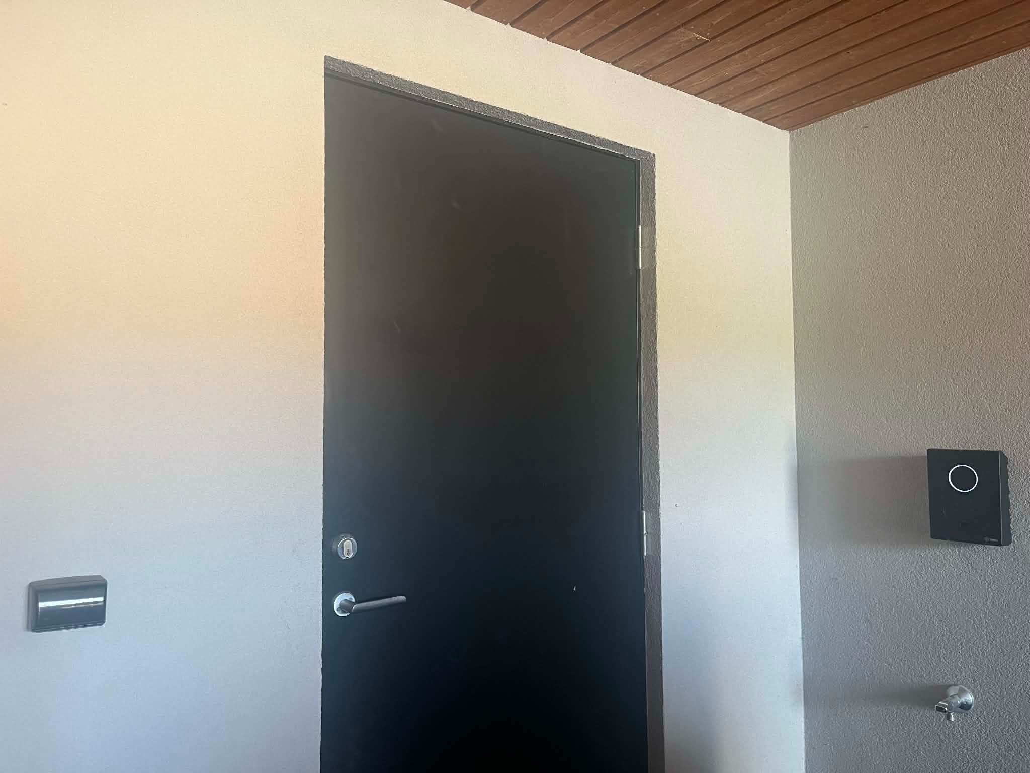 bod og elbillader i carport