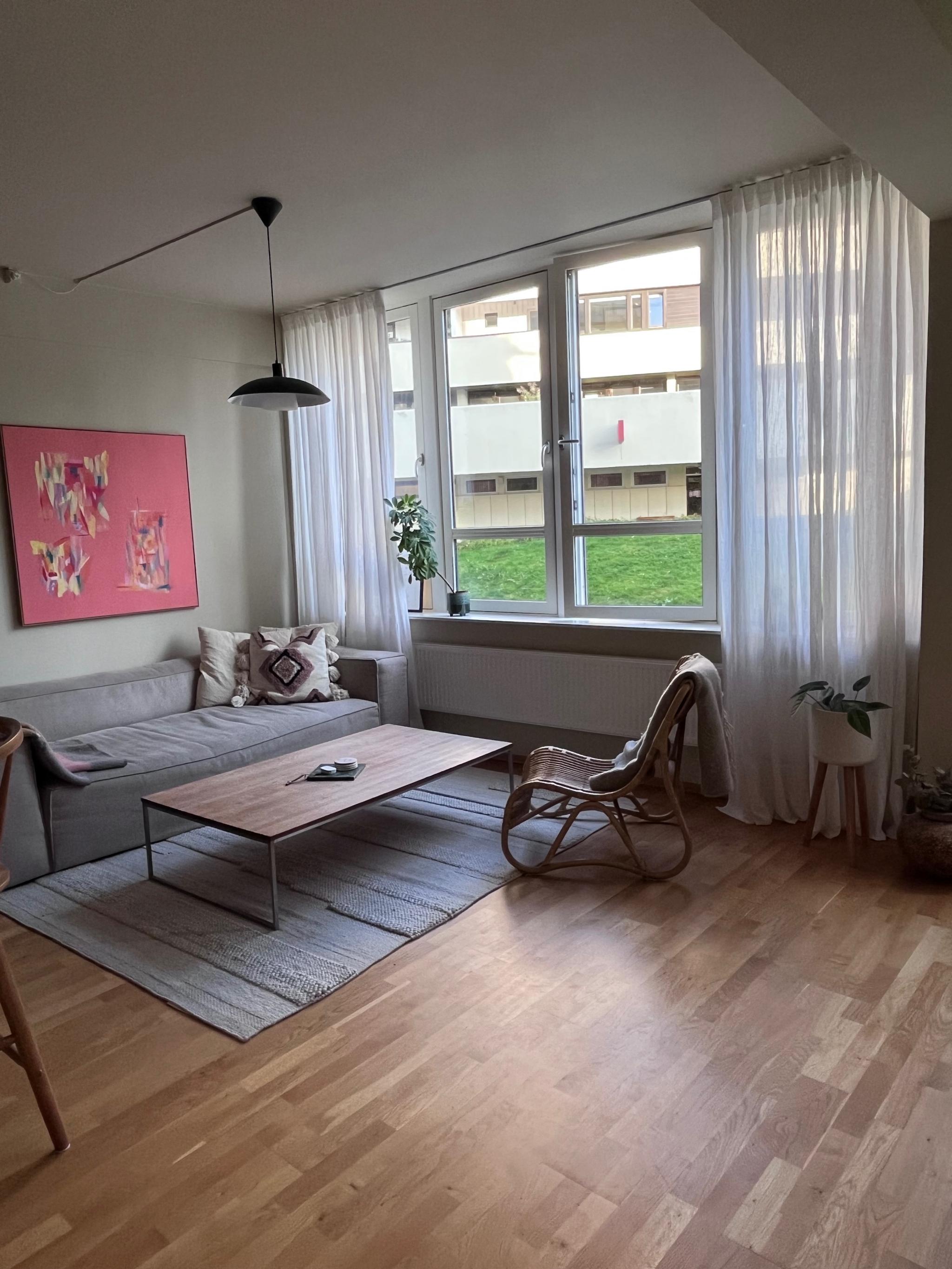 Stue med store vinduer som går opp til tak