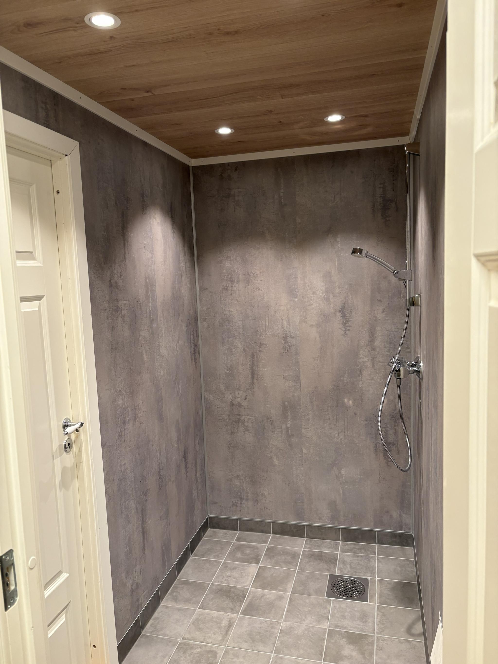 Ny dusj, med dør videre inn til vaskerom