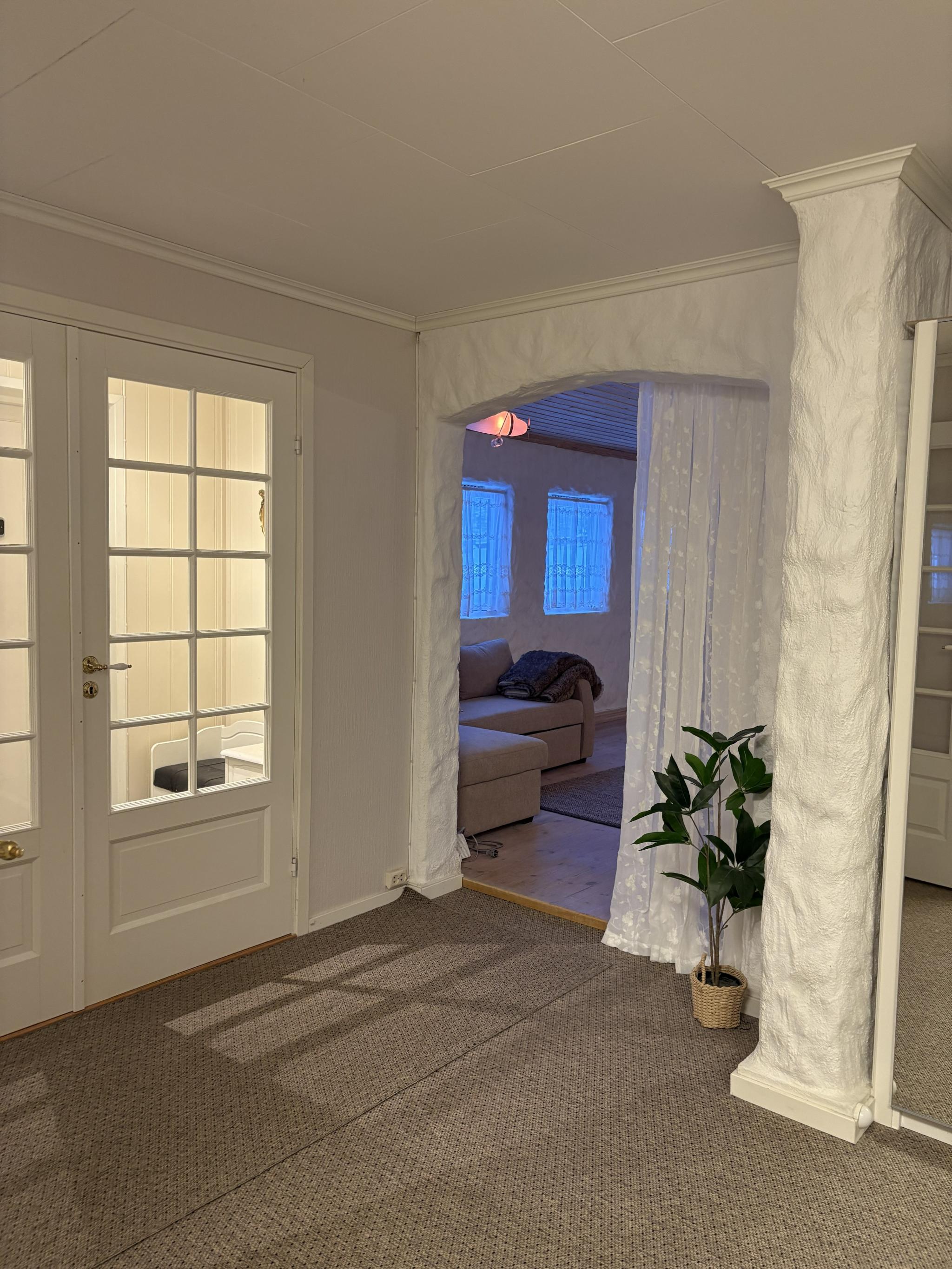 Gang mot vindfang og stue