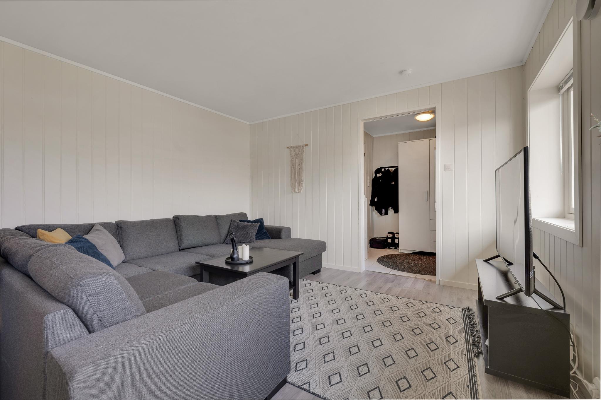 Stue, store vindusflater mot vest med utsikt