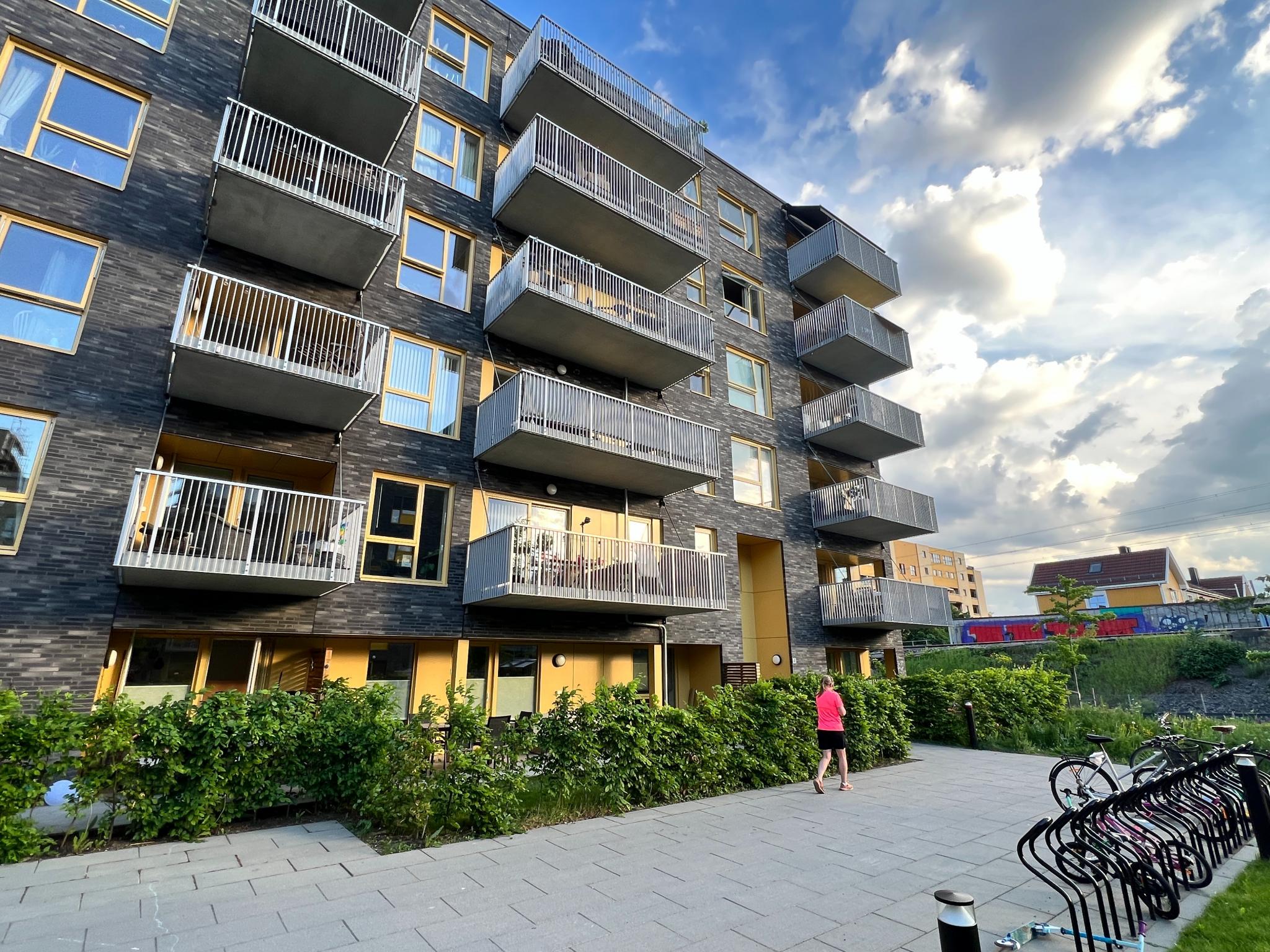 Leiligheten er i 2. etasje - første store balkongen midt i bildet.