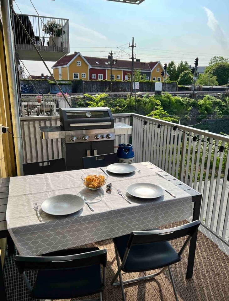 10 kvm balkong med sittegruppe og gassgrill
