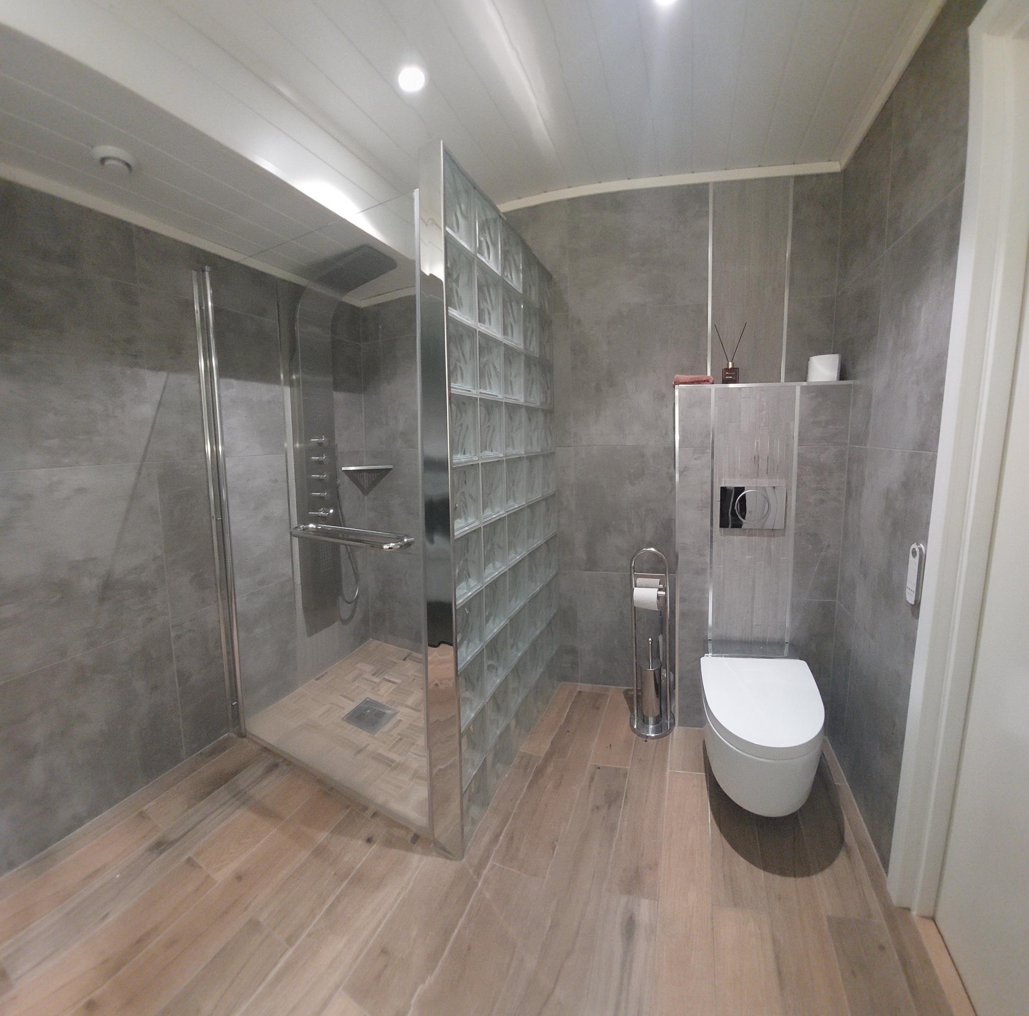 Dusjtoalett og dusjnisje på 1 m²