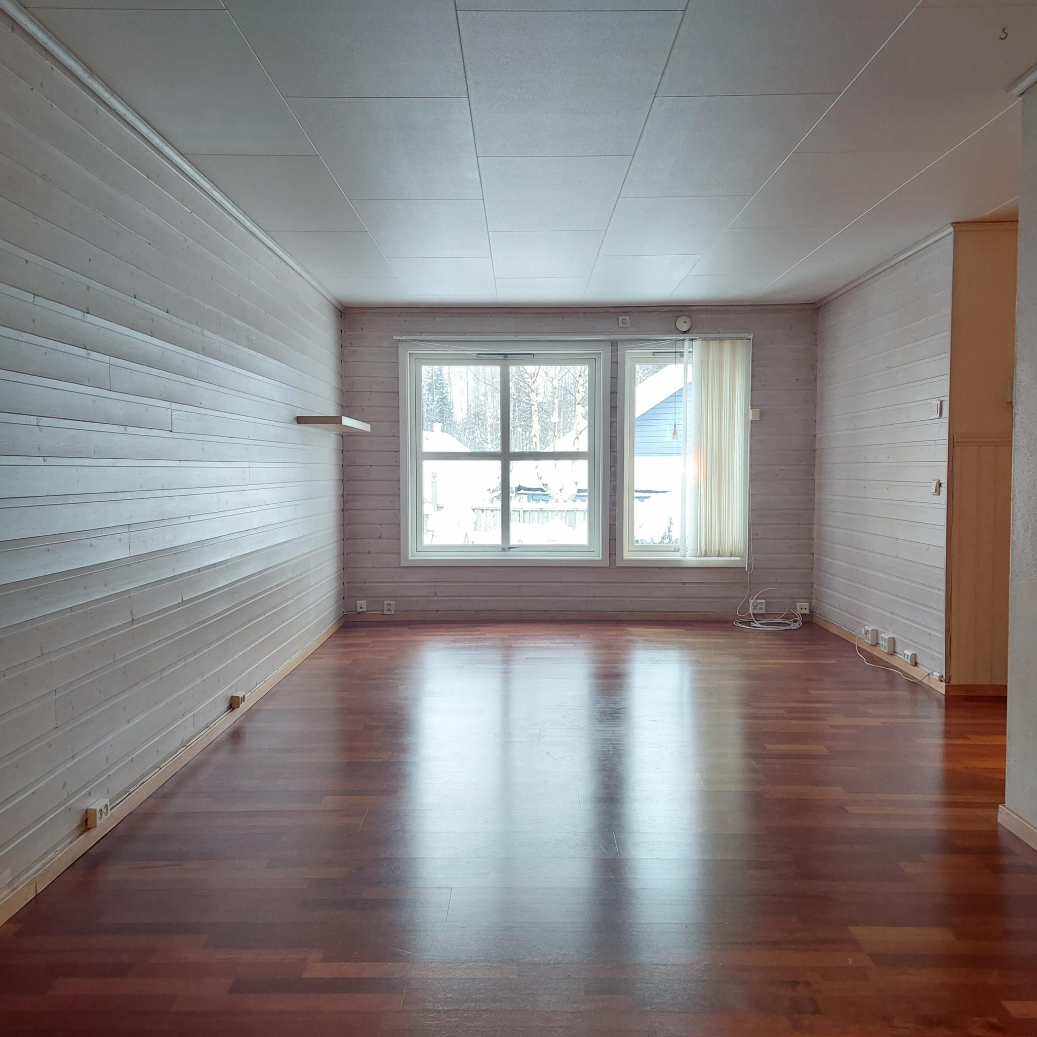 Stue sett fra kjøkkenet.