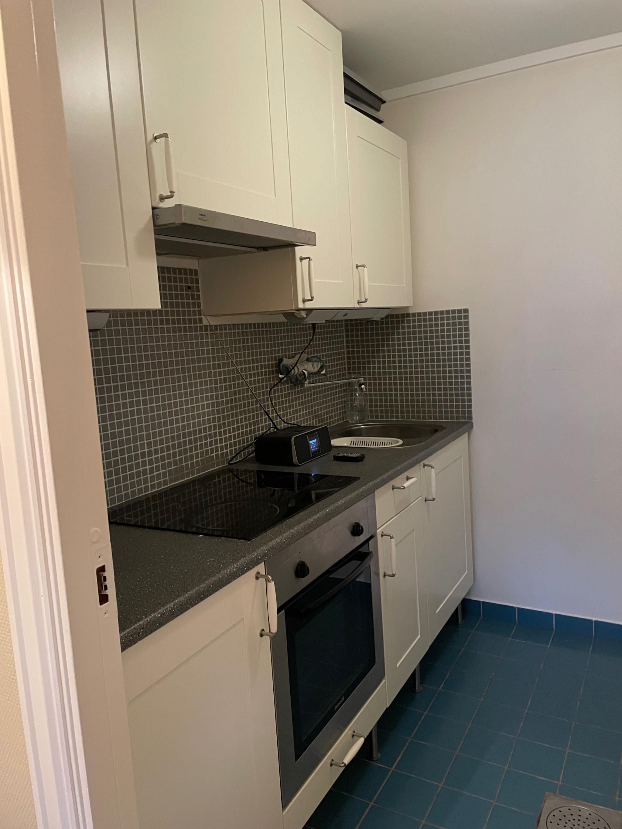 Kjøkken ned ovn, kjøleskap og vaskemaskin