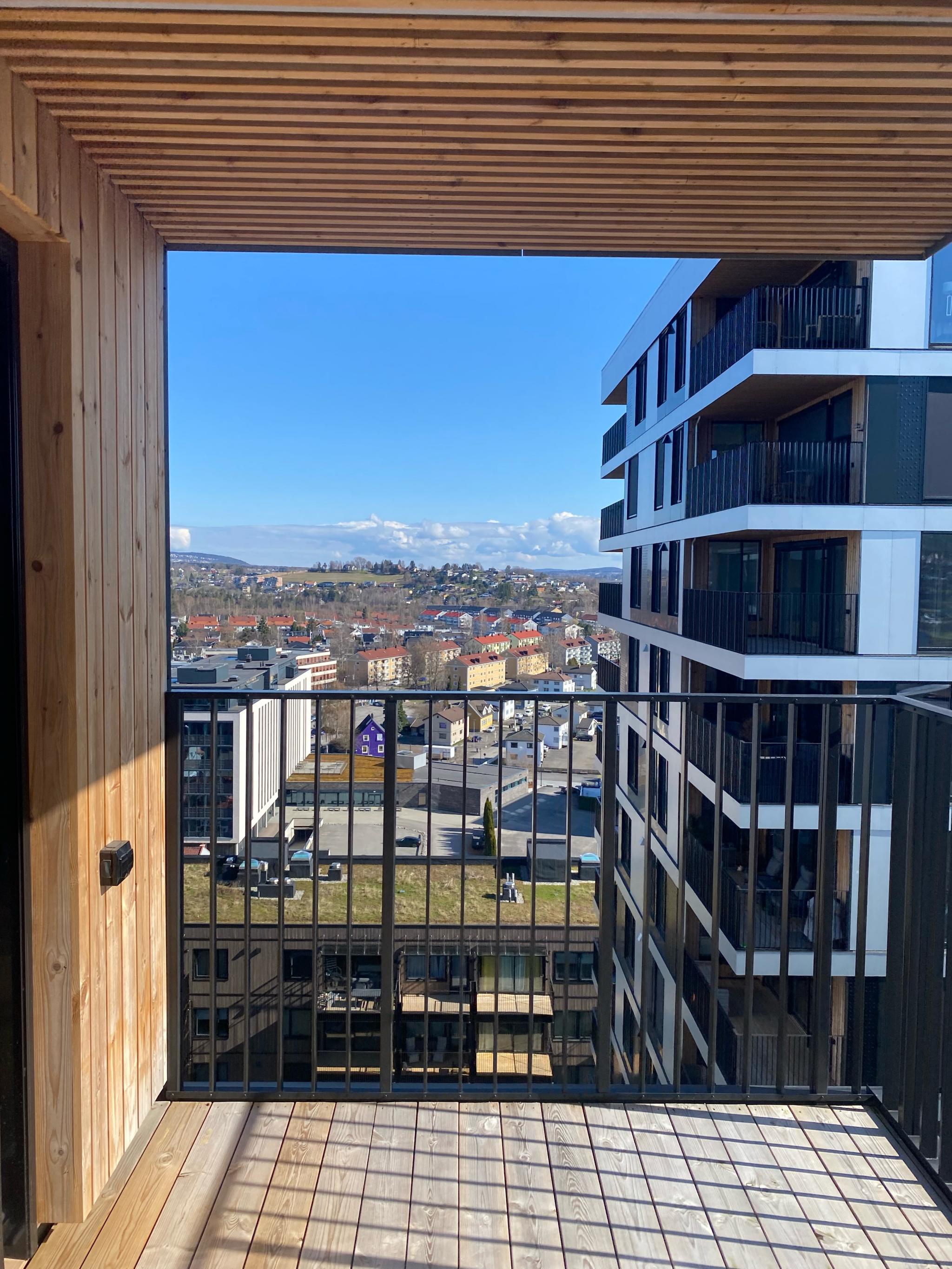 Balkong med åpent utsikt og taklys automatisk slått på ved kveldstid