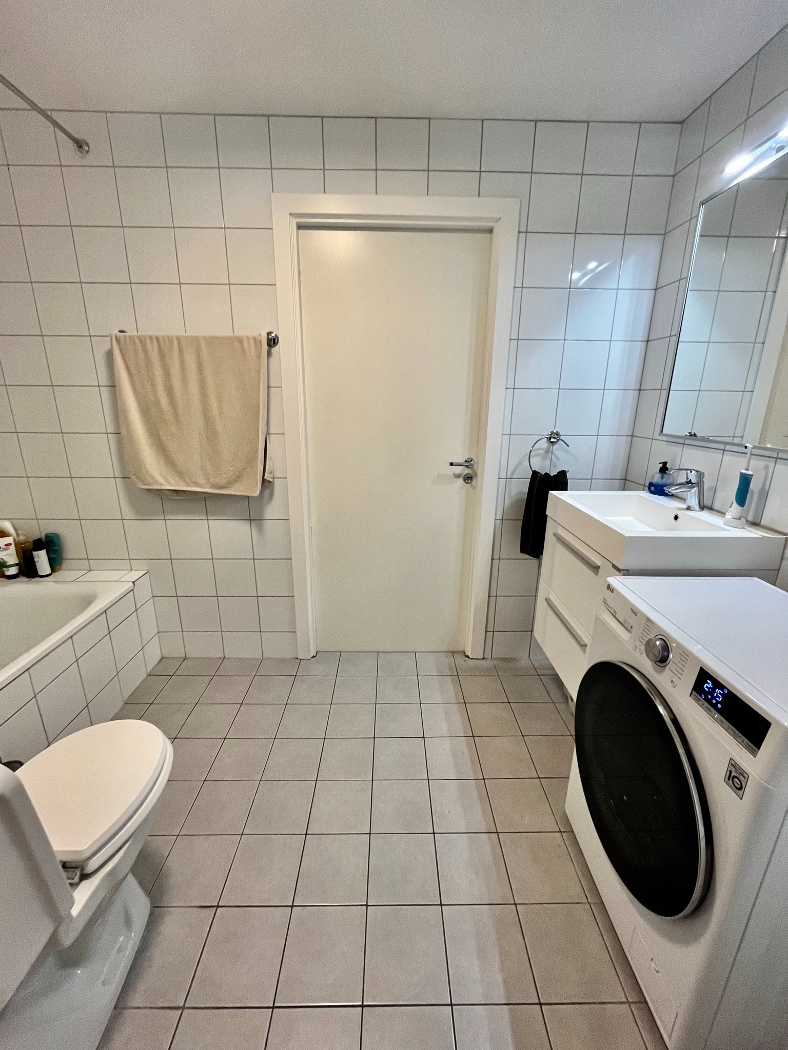 Fullverdig baderom med både badekar og moderne fasiliteter.