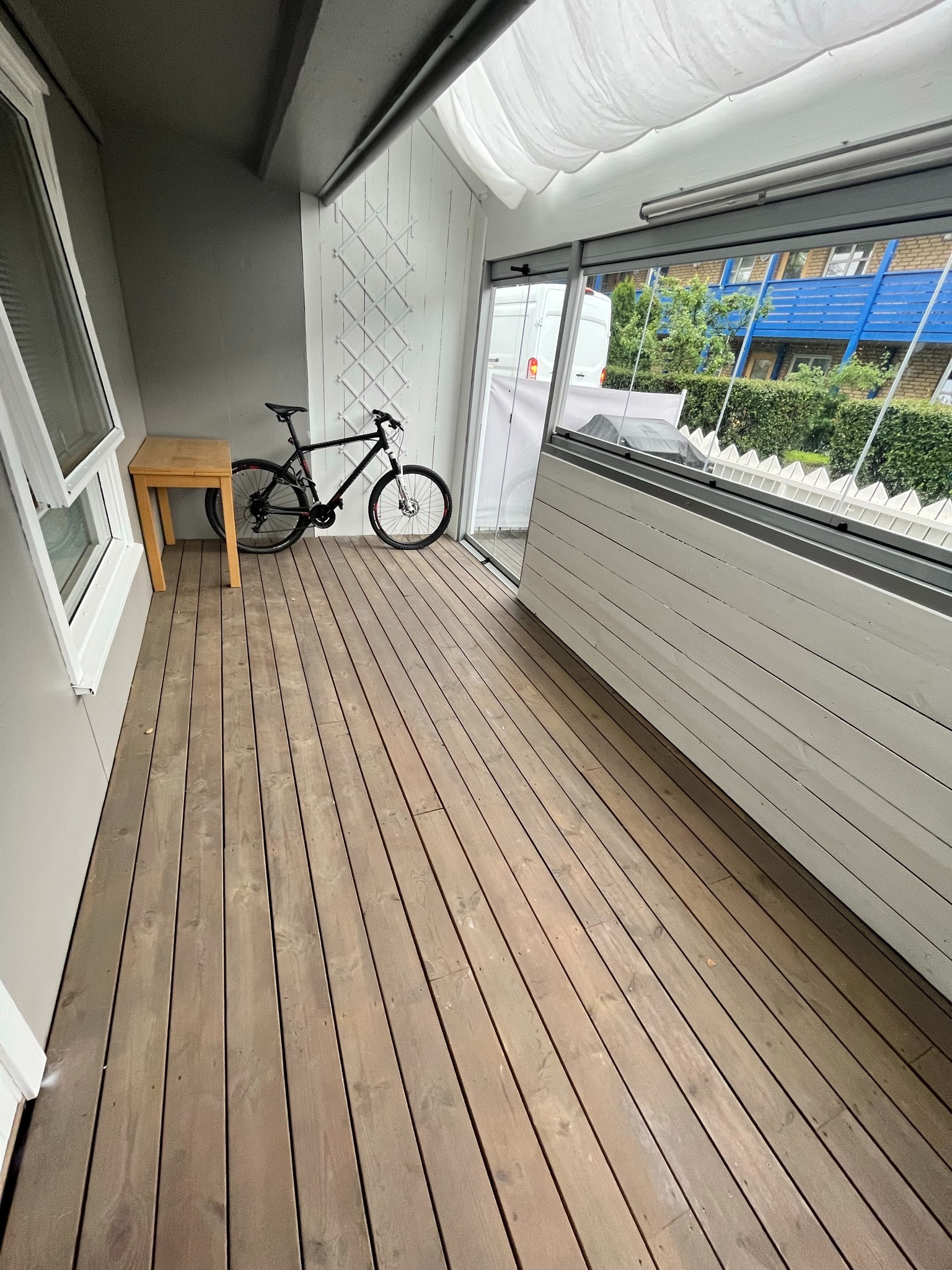 Overbygd og skjermet balkong med gode lagringsmuligheter.