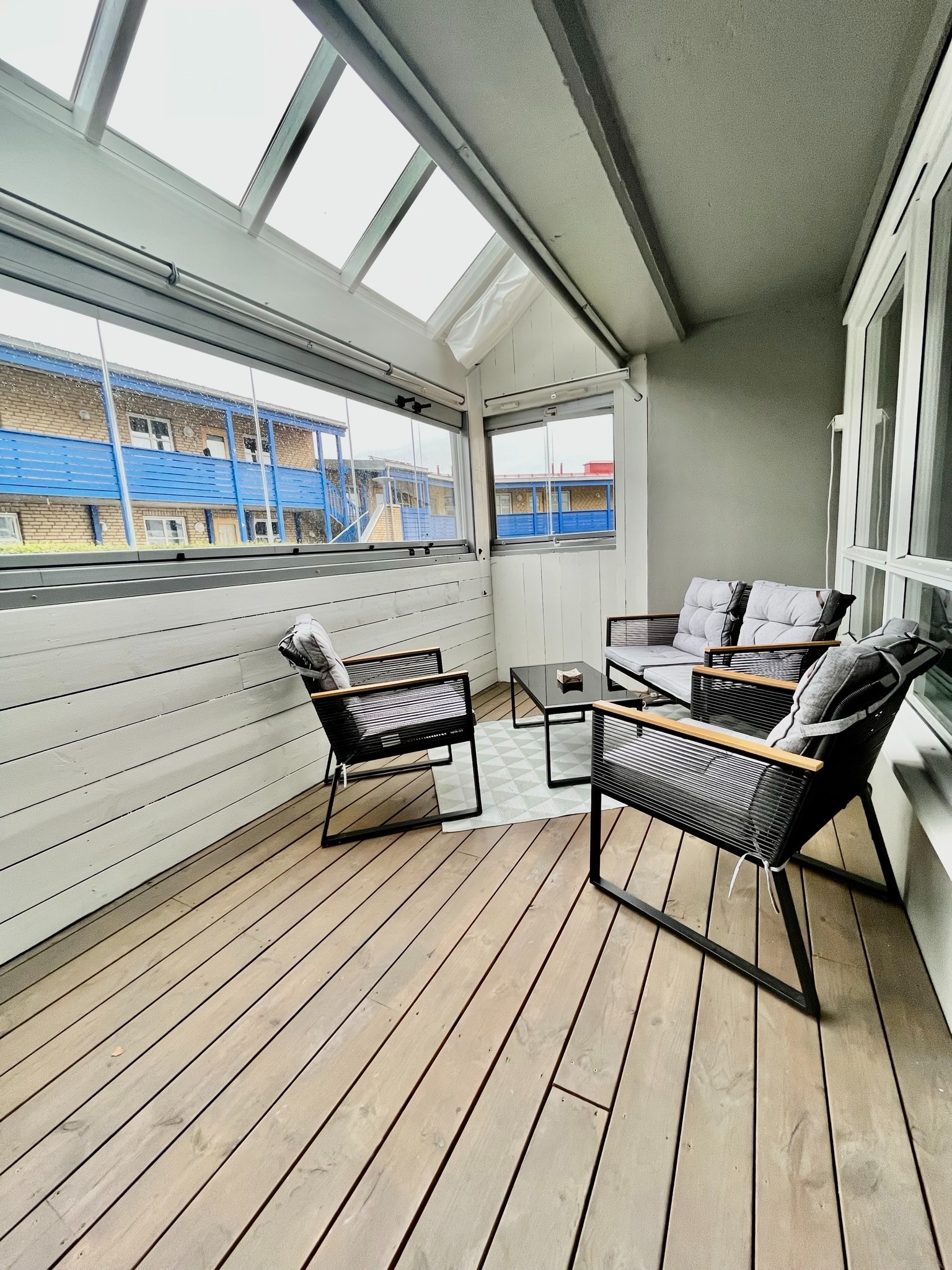 Herlig innglasset uteplass møblert for hyggelige stunder året rundt.