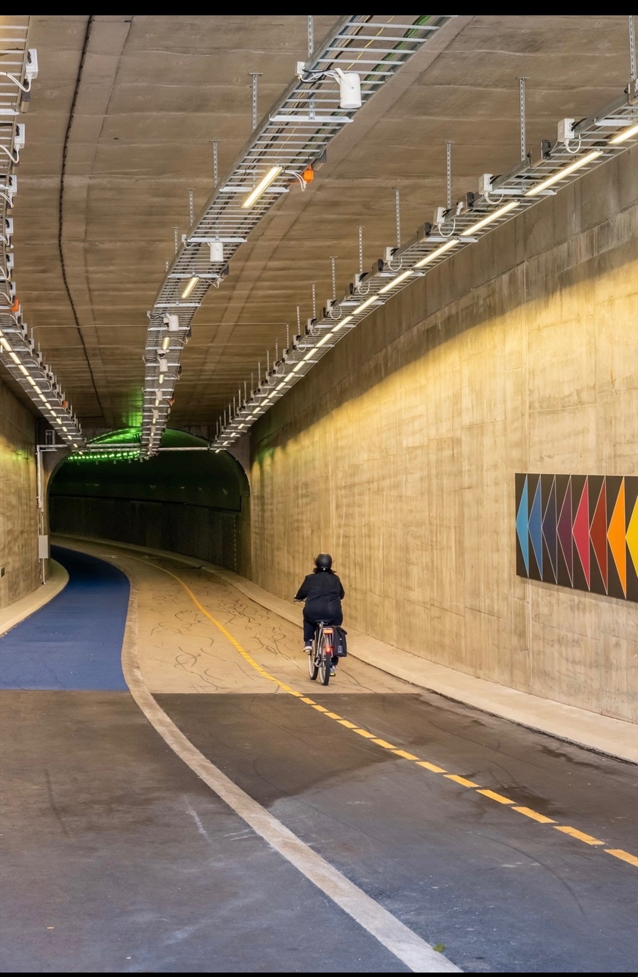 Europas lengste fotgjenger og sykkeltunel. 