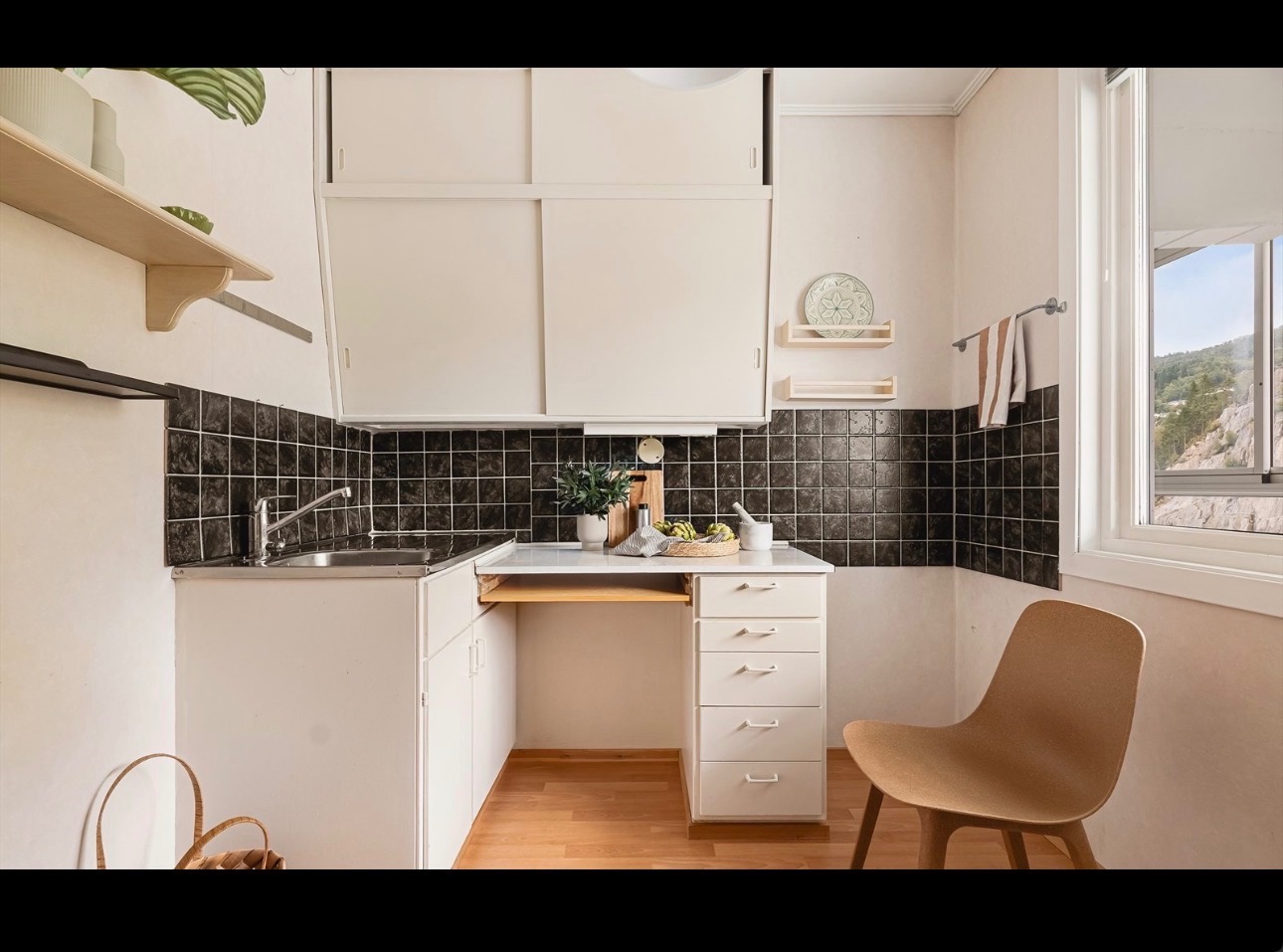 Kjøkkenet ca. 6,3 kvm. 
dette er en gamelt bildet av kjøkkenet. Det innholder en komfyr og mikrobølgeovn. 