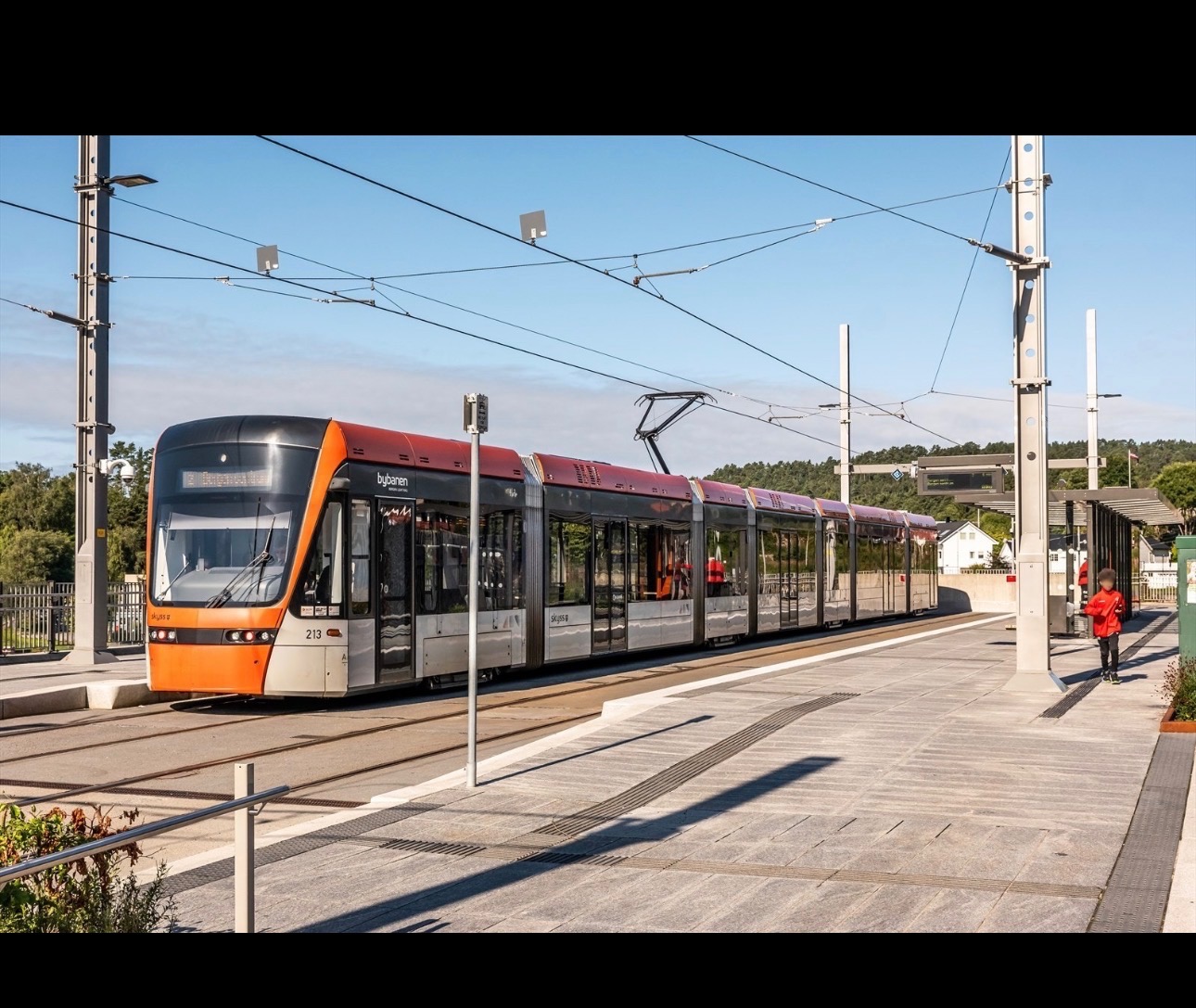 5 minuter gang til bybanen linje 2 og 6mn til flere busser. 