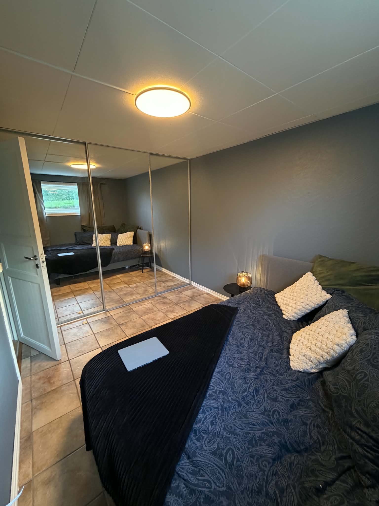 Ledig! Rommet er nymalt:) lampen er ikke gul, ser bare slik ut på bildet 