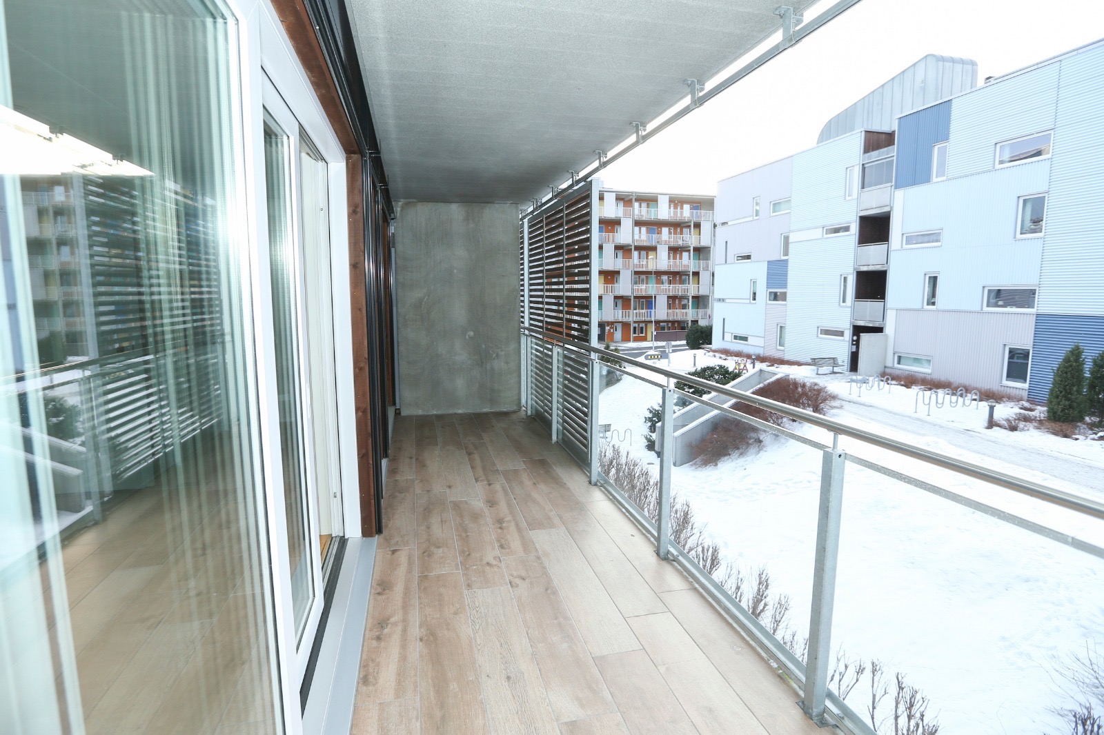 Stor vestvendt balkong med gode solforhold og god plass til møbler