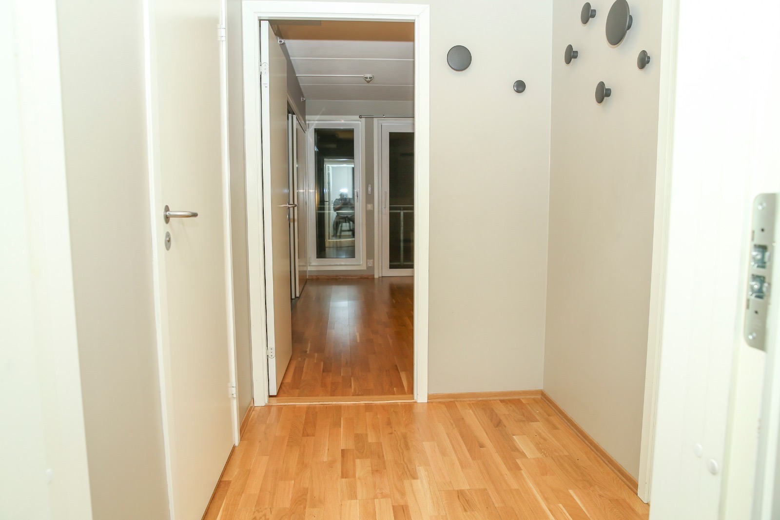 Lys entré med plass til oppbevaring og praktisk bod