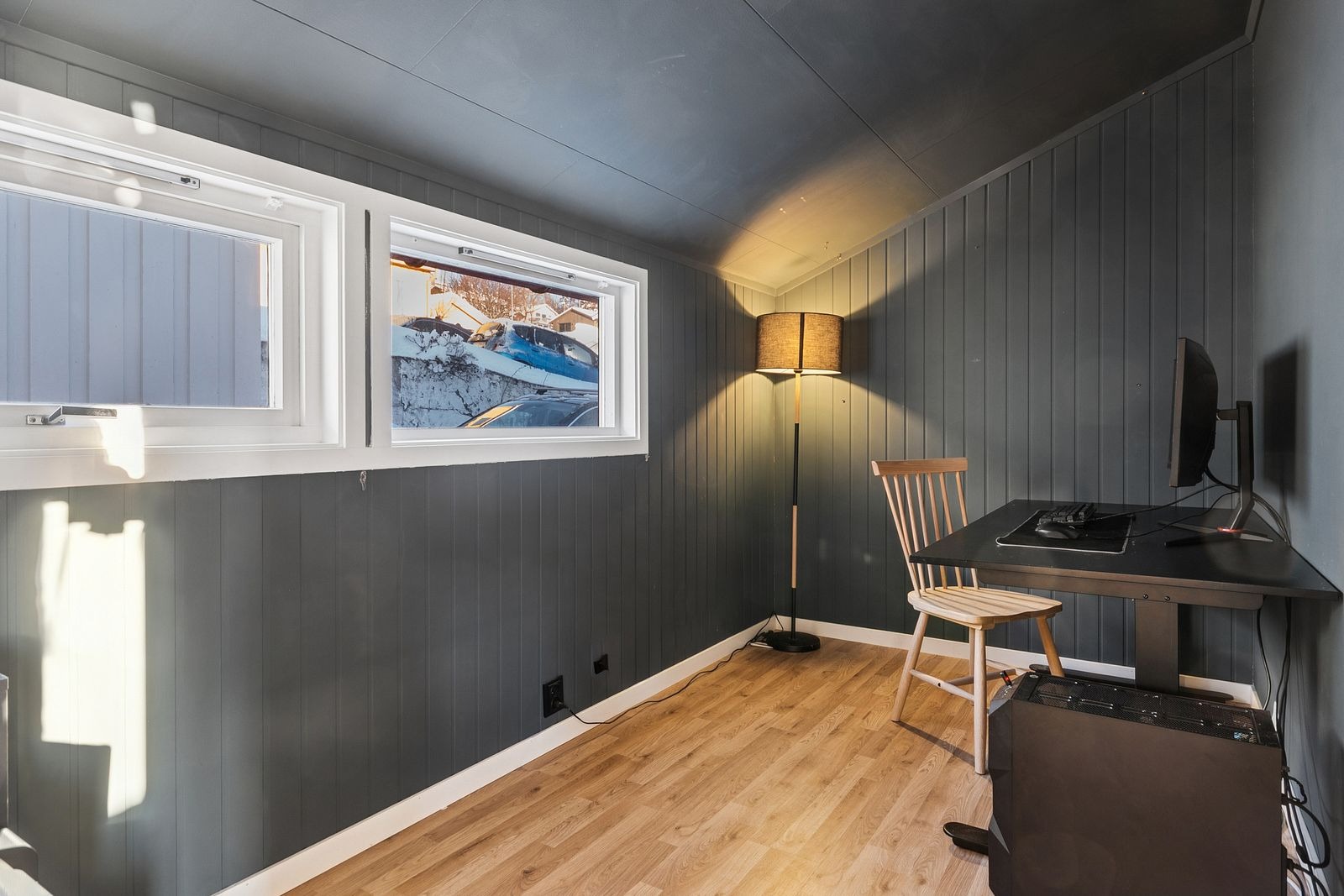 Soverommet i overetasjen er innredet som kontor