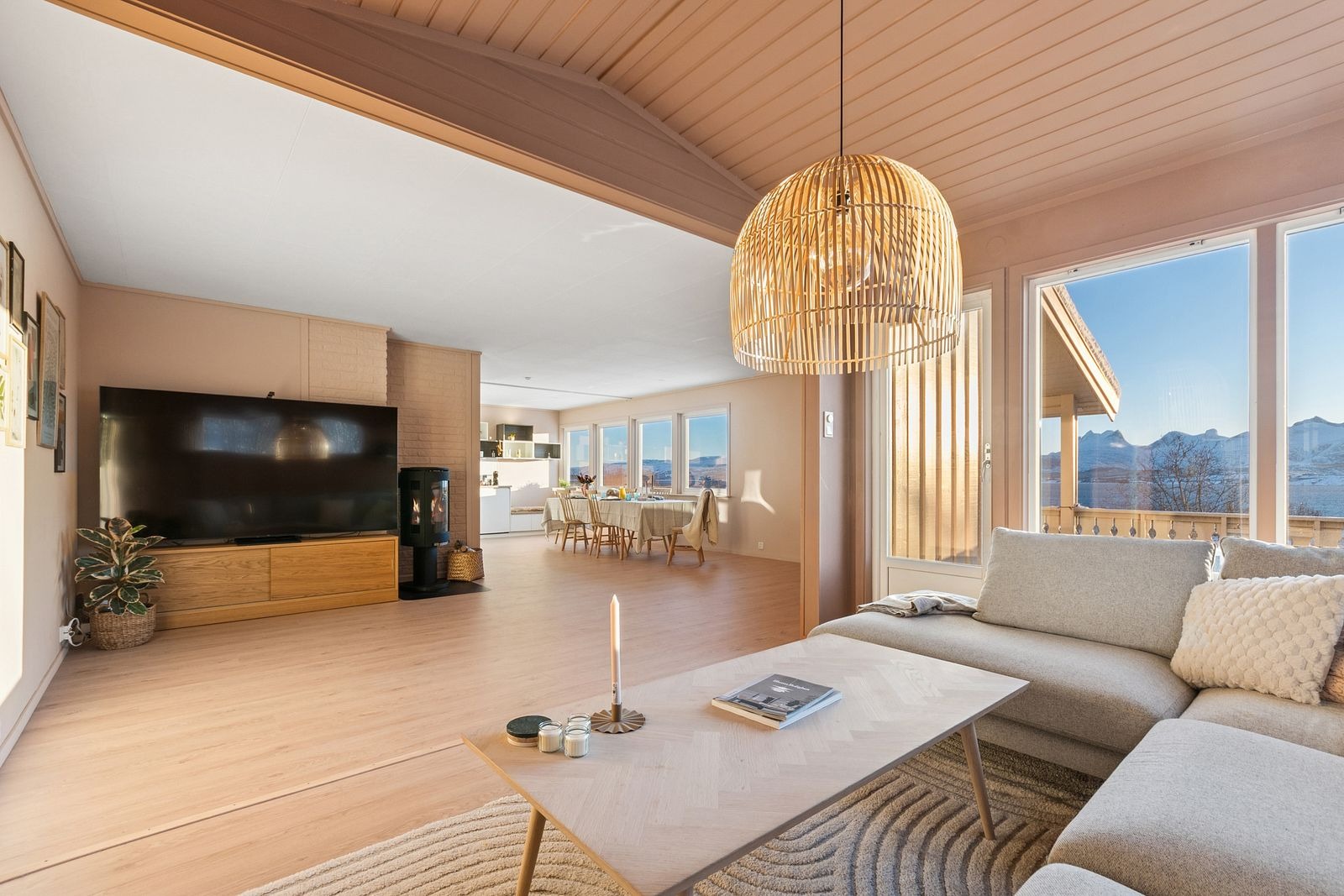 Romslig stue og kjøkken løsning