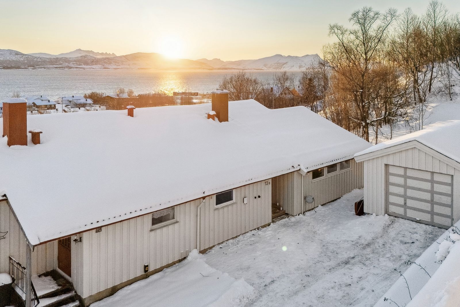 Gårdsplass med garasje og lademulighet, innerst i blindvei