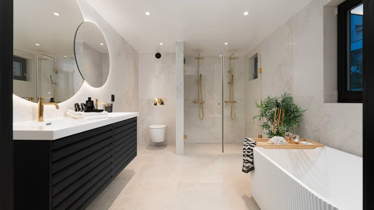 Bad tilhørende hovedsoverom.