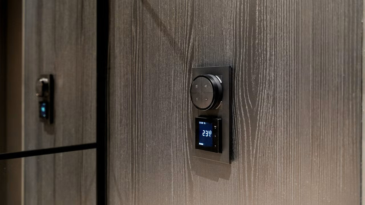 Alt av lys og varme styres både fra app og bryter på vegg.