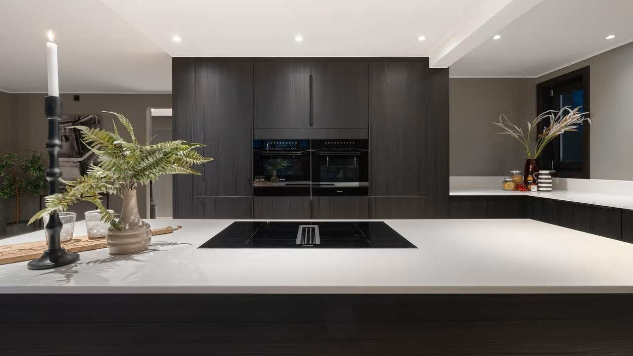 Alle hvitevarer utenom dobbel vinskuff er fra Miele. Kjøkkeninnredning fra HTH.