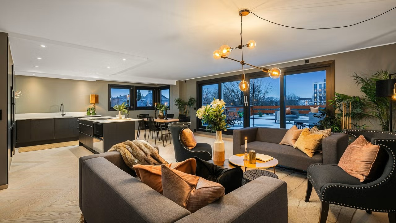 Representativ stue med to store skyvedører.