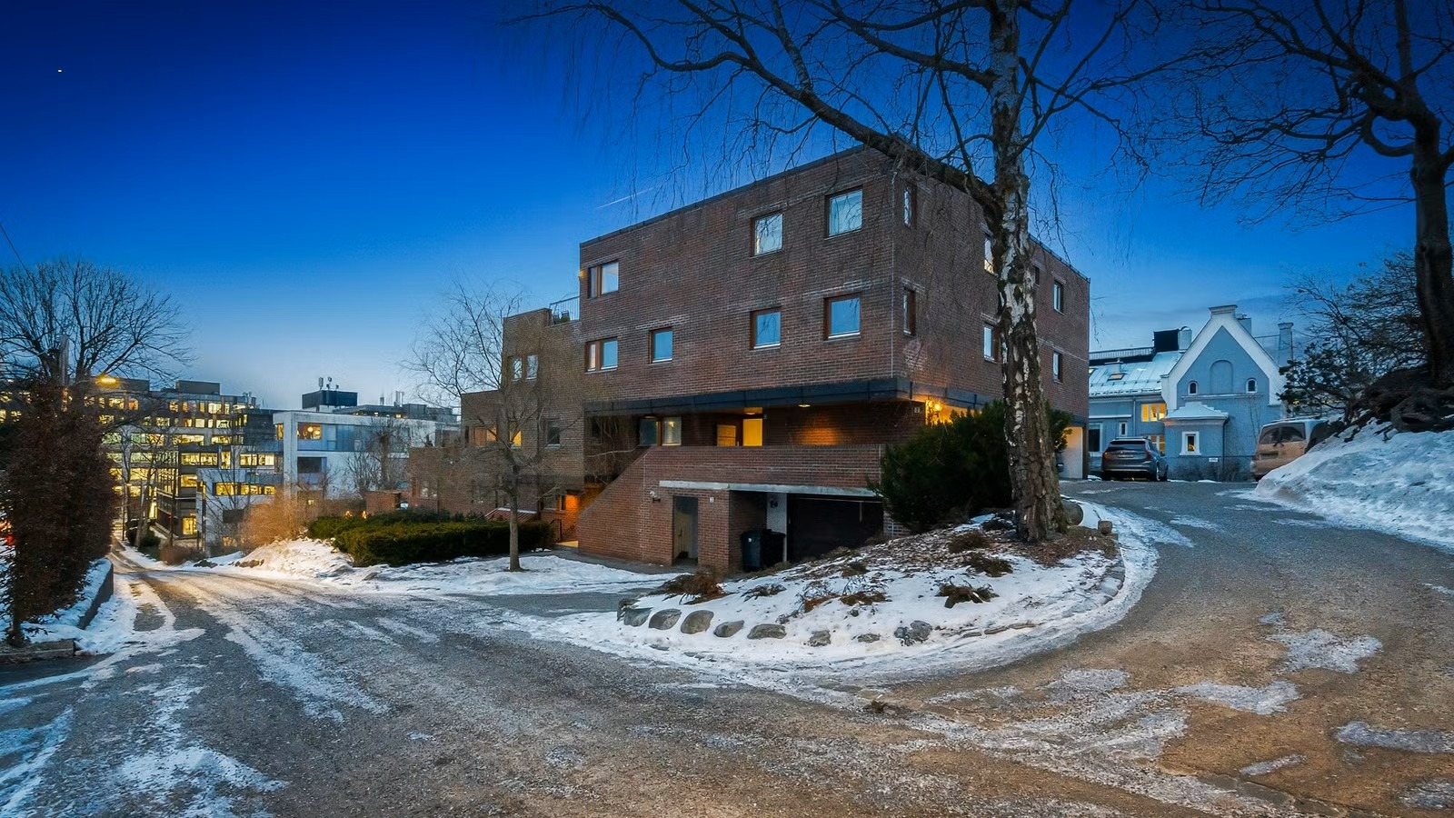 Parkering i carport og biloppstillingsplass.