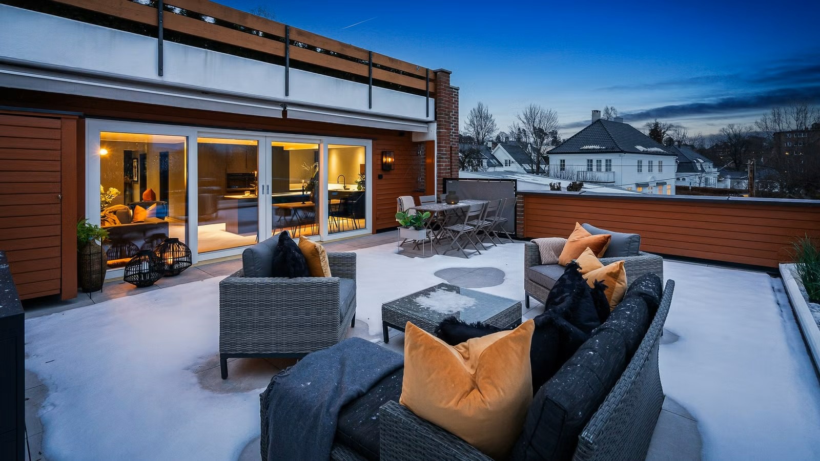 43 kvm terrasse gir plass til å innrede i flere soner. 