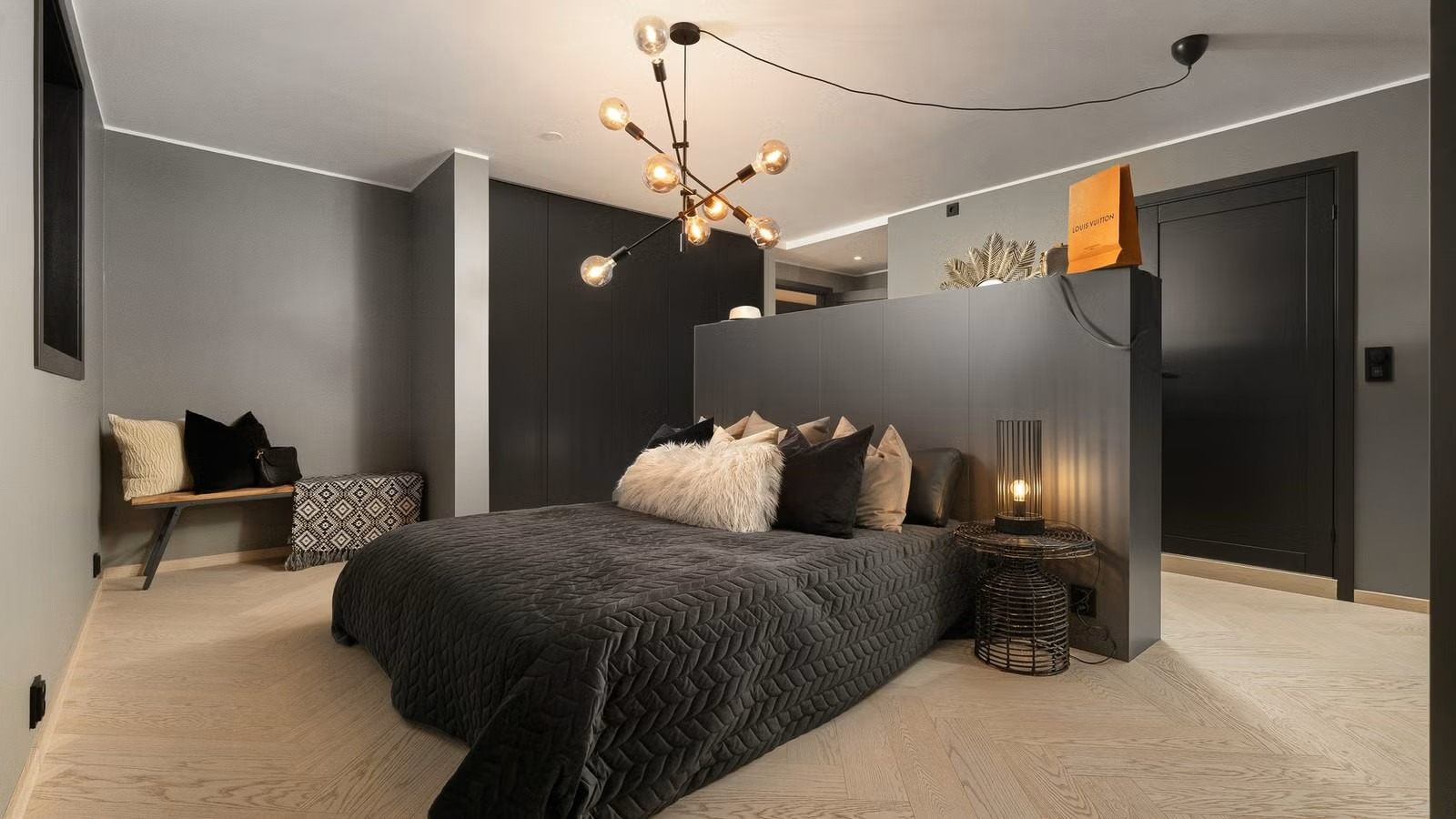 Hovedsoverom med MYE garderobeplass.