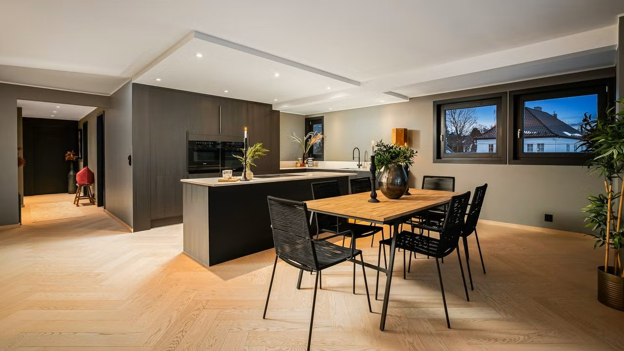 Fiskebensparkett med gulvvarme gir lun varme i alle rom.