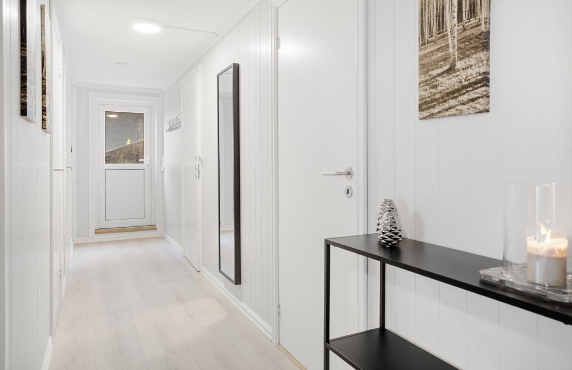 Oversiktlig gang inn mot stue og kjøkken